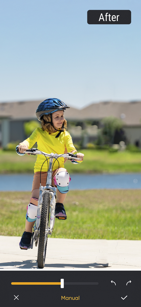 Una foto que muestra el resultado limpio de un niño en bicicleta después de eliminar las distracciones del fondo con la app