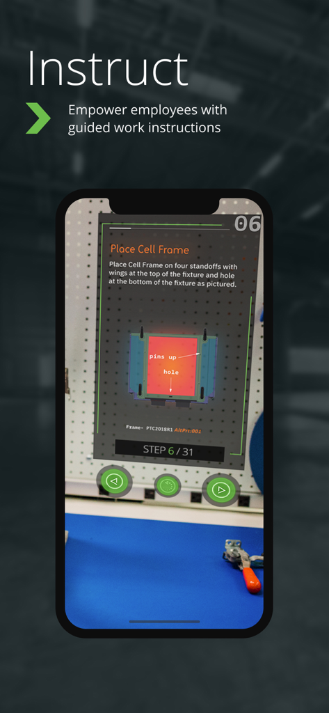 Teléfono móvil mostrando instrucciones de trabajo guiadas en realidad aumentada para la fabricación industrial