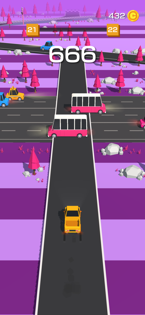 Un'auto gialla naviga in un incrocio trafficato con autobus rosa nel gioco mobile Traffic Run.