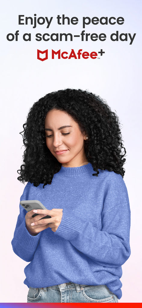 Une femme utilise son smartphone avec assurance sous le texte « Profitez de la tranquillité d'une journée sans arnaque » avec le logo McAfee Plus