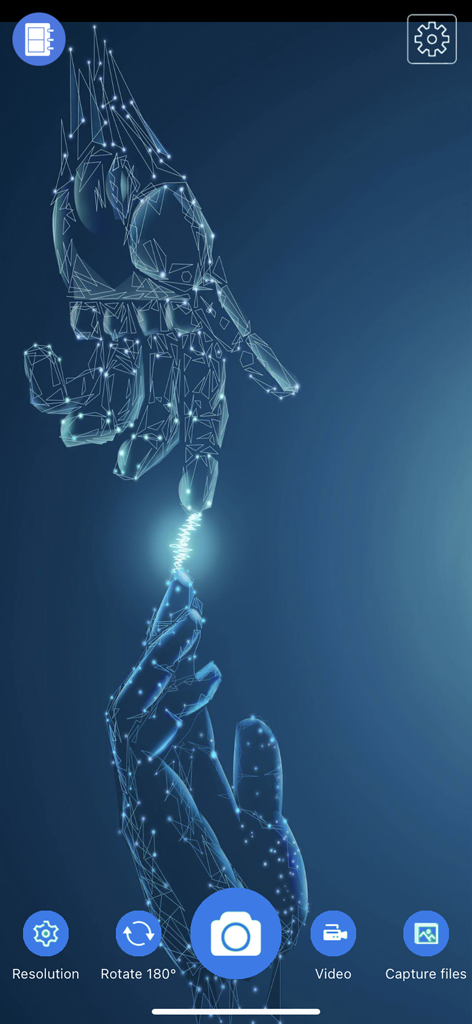 Interfaz de la aplicación DM Camera con botones de control para resolución, rotación de imagen, grabación de video y un ícono central de obturador sobre un fondo digital de 'wireframe' azul.