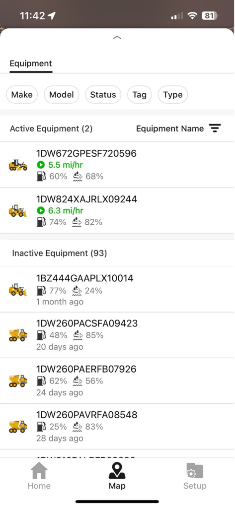 Operations Center Mobile - Aplicación John Deere Operations Center Mobile que muestra una lista de equipos pesados activos e inactivos con niveles de combustible y estado de la máquina
