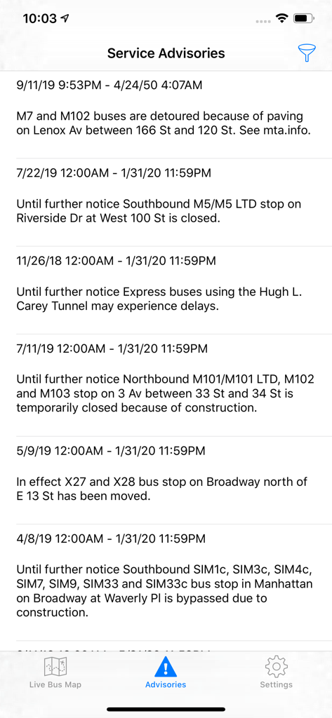 BusBus NYC - Schermata degli avvisi di servizio sull'app BusBus NYC che mostra ritardi e deviazioni delle linee di autobus