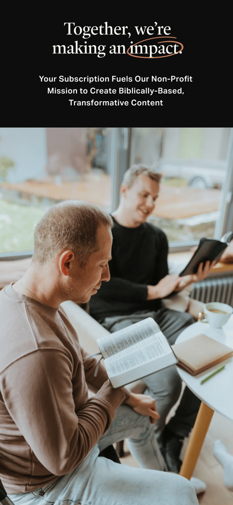 QAVA - Zwei Männer studieren gemeinsam die Bibel, mit Text, der erklärt, wie QAVA-Abonnements gemeinnützige biblische Inhalte finanzieren
