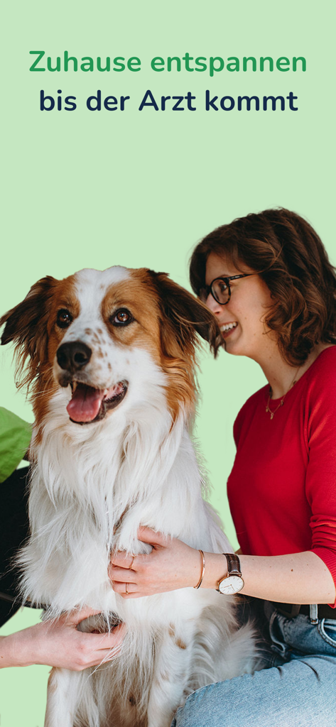 felmo Mobiler Tierarzt - 女性がストレスフリーな獣医師の自宅訪問中に、ふわふわの犬を撫でながら笑顔でいる様子