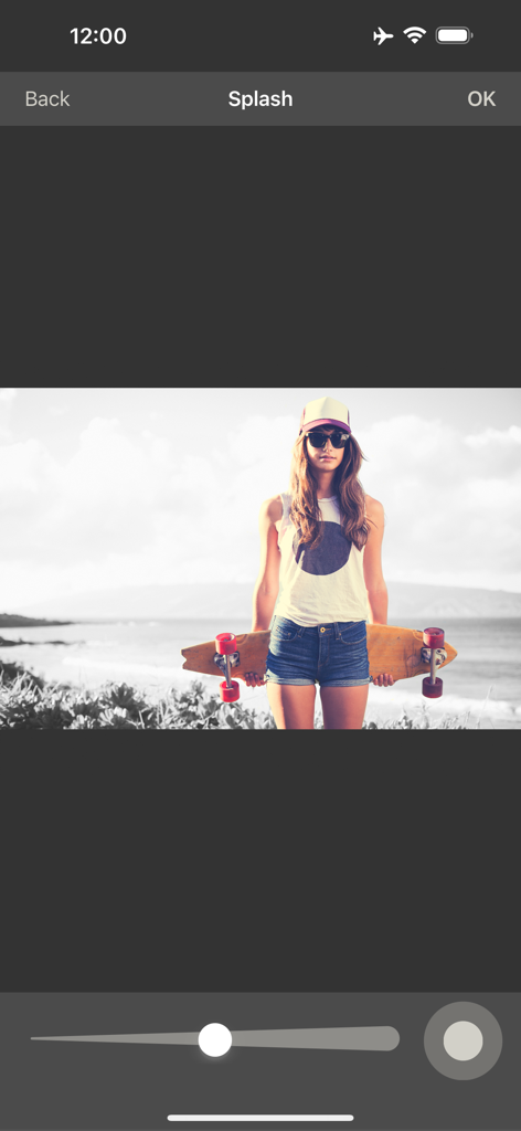 Interfaccia mobile dell'app Dimensioni Immagine che mostra lo strumento di modifica del colore splash con una foto di una donna che tiene uno skateboard