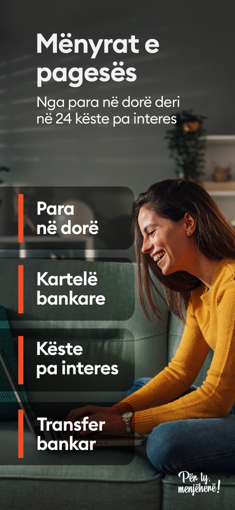 GjirafaMall - Una donna sorridente che utilizza un laptop per fare acquisti su GjirafaMall con un elenco di opzioni di pagamento flessibili come carte bancarie e rate senza interessi.