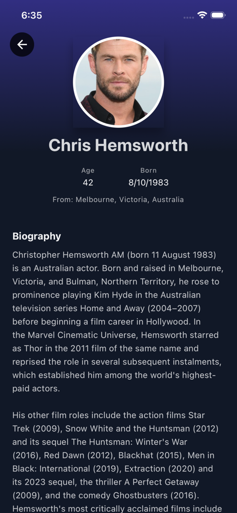 ServerrSeerr - Interface de l'application ServerrSeerr affichant le profil de l'acteur Chris Hemsworth avec sa biographie, son âge et sa date de naissance
