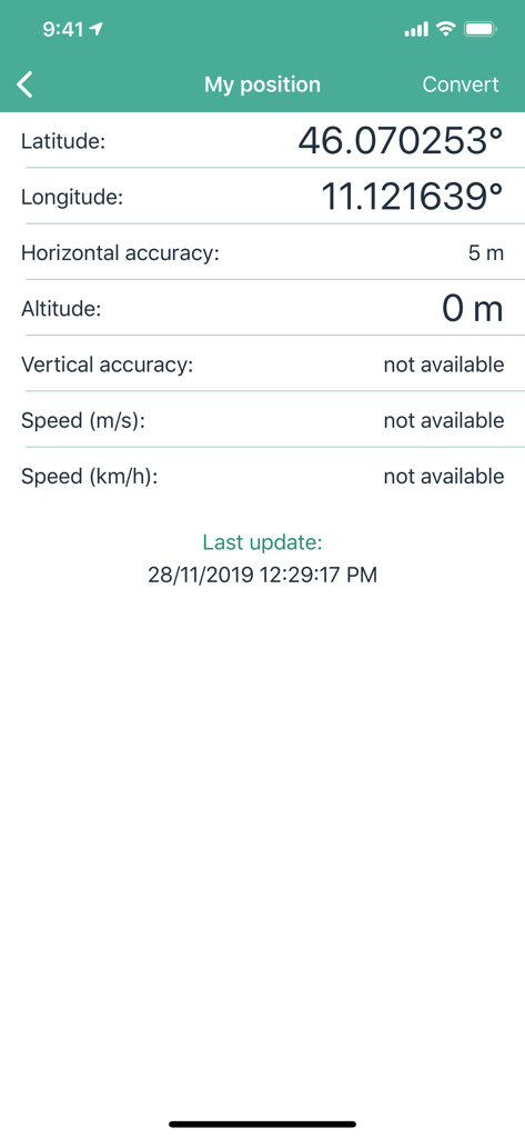 Interfaz de smartphone de la aplicación GPS Utility mostrando latitud longitud y datos de precisión de ubicación actuales