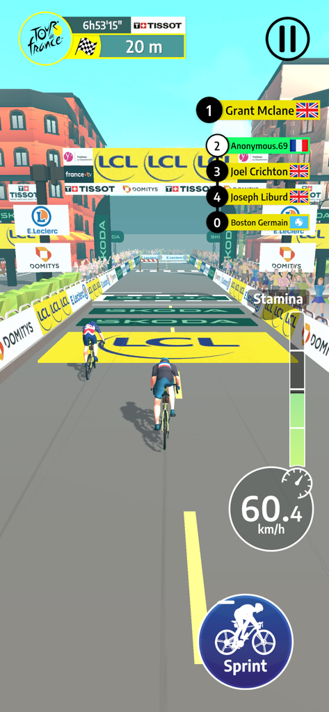 Tour de France Cycling Legends - 리더보드와 속도계가 보이는 투르 드 프랑스 사이클링 레전드 모바일 게임에서 결승선을 향해 질주하는 사이클리스트