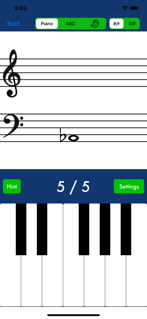 NoteRacer app showing music staff with treble and bass clefs and a virtual piano keyboard for note recognition