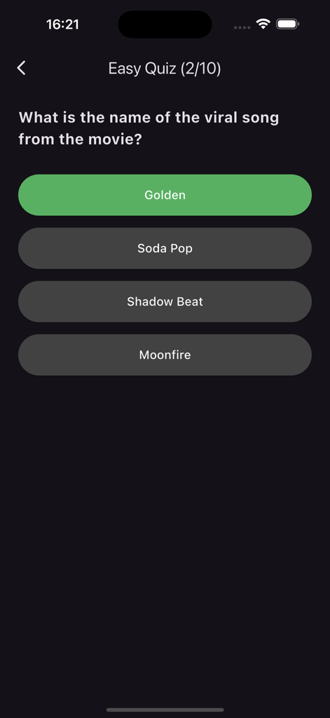 Una pantalla móvil que muestra una pregunta de trivia K-Pop de la aplicación KPOP Idols Draw and Play