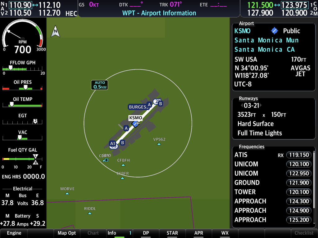 Interfaz Simionic G1000 NXi mostrando información del aeropuerto de Santa Mónica y diagnósticos del motor