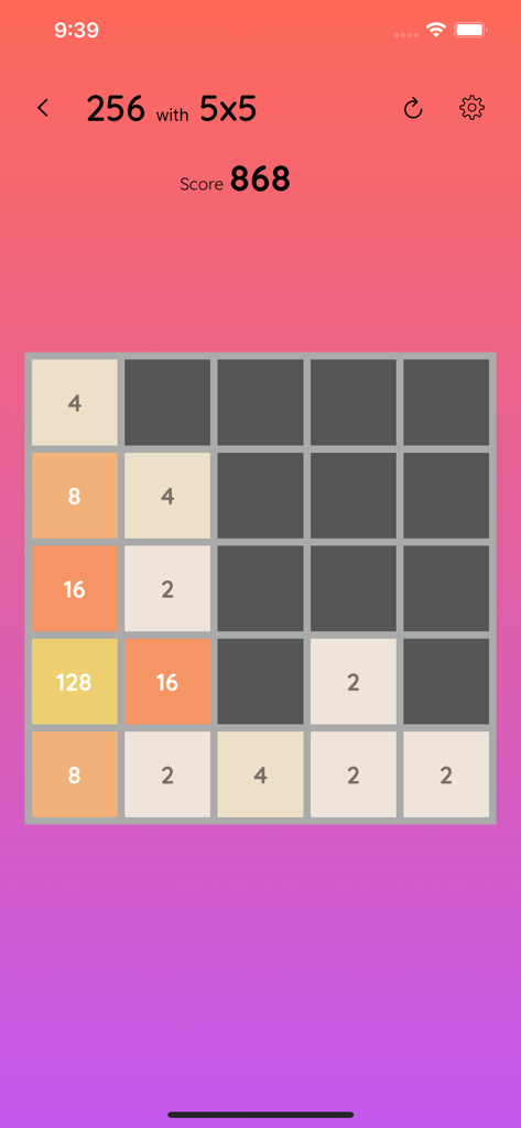 2048 Game & Maths Tables - Captura de pantalla de un juego 2048 en una cuadrícula de 5x5 con fichas numeradas y una visualización de la puntuación