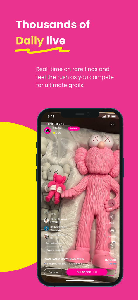 ASAPH LIVE - Pantalla de smartphone que muestra una subasta en vivo de un juguete de arte KAWS rosa con botones de puja en tiempo real y comentarios de usuarios.