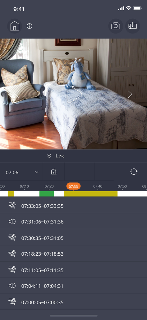 Wisenet SmartCam App zeigt Live-Video eines Schlafzimmers und eine Liste der aufgezeichneten Sicherheitsereignisse