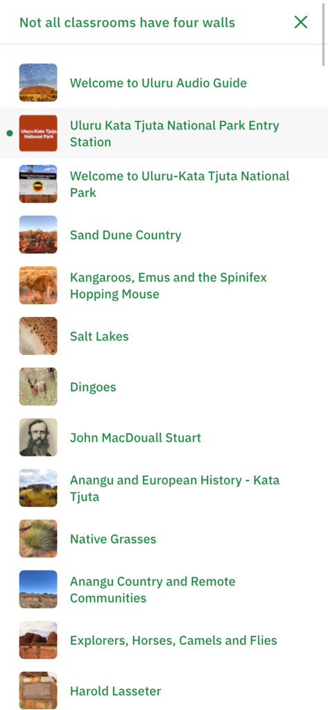 Tela do aplicativo Uluru Audio Guide mostrando uma lista de capítulos de áudio tours culturais e históricos