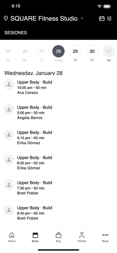 SQUARE Fitness Studio - Interfaccia dell'app SQUARE Fitness Studio che mostra un orario giornaliero di corsi di Upper Body Build con dettagli di prenotazione e nomi degli istruttori.