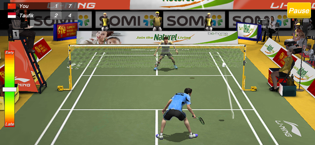 Screenshot di gioco di una partita di badminton 1 contro 1 su un campo verde in uno stadio.
