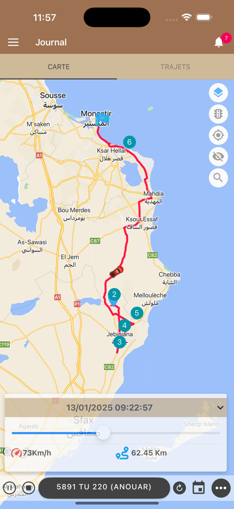 Interfaz de la aplicación Karray GPS que muestra la ruta de un vehículo en un mapa con datos de velocidad y distancia en tiempo real.