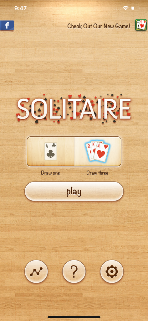 Solitaire Klondike Startbildschirm mit den Spielmodi "Einmal ziehen" und "Dreimal ziehen" auf einem Holztextur-Hintergrund