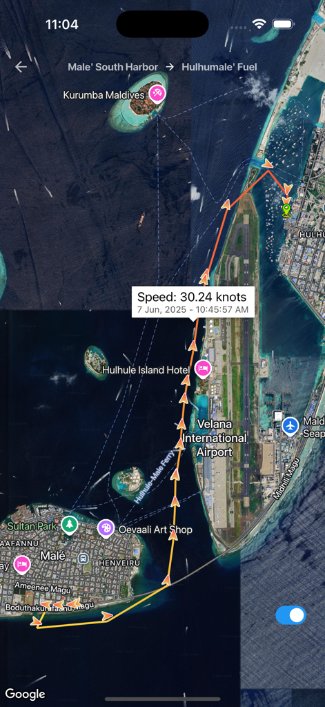 Vista de mapa satelital en la aplicación Arriva Manager que muestra la ruta y la velocidad en tiempo real de una lancha rápida en Maldivas.