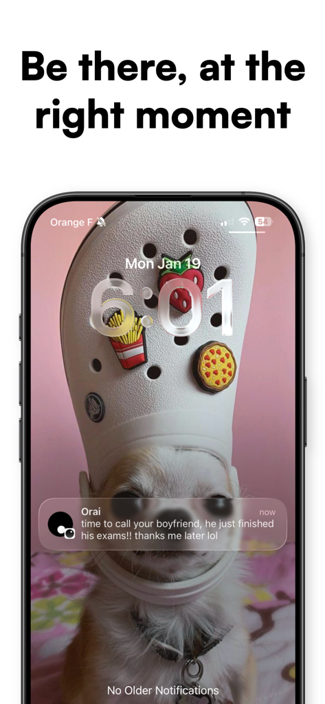 Orai: your AI for people stuff - Pantalla de bloqueo del iPhone que muestra una notificación de recordatorio social oportuna de la aplicación Orai AI.