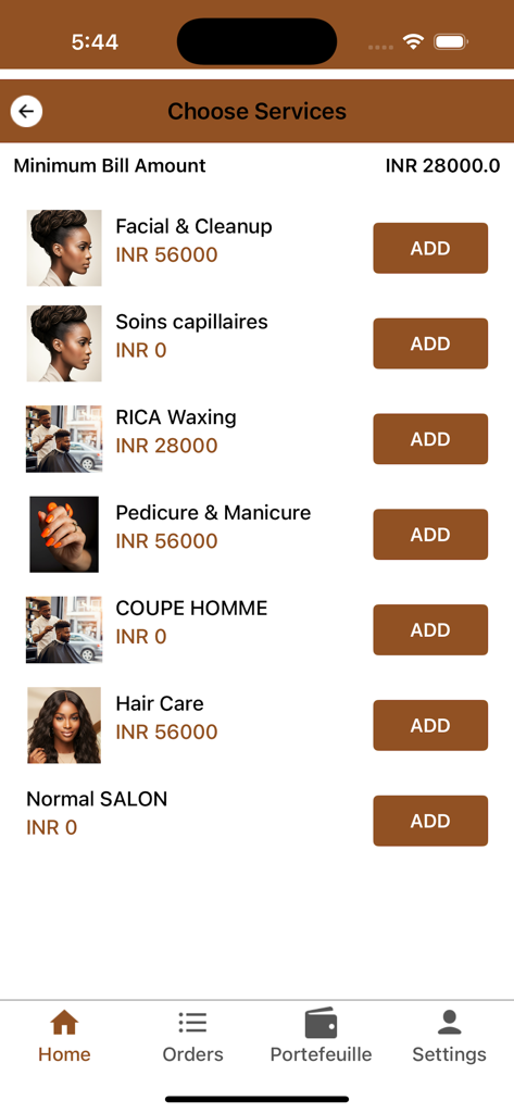 Panda User - Schermata dell'app mobile che mostra un elenco di servizi di bellezza e salone con prezzi e pulsanti di aggiunta