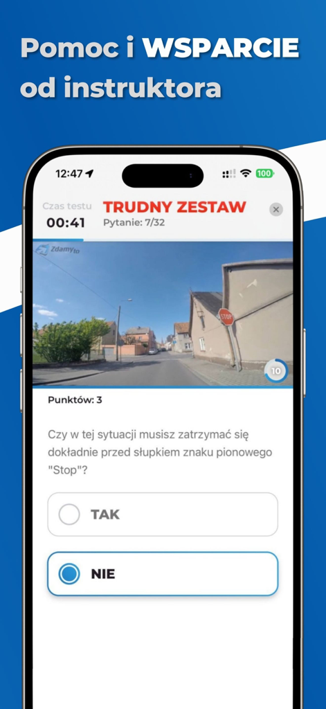 Interfaccia dell'app mobile che mostra una domanda difficile d'esame di guida polacco con foto di strada e segnale di stop