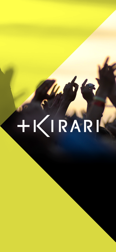 ＋KIRARI - Plus KIRARIアプリのロゴ、手を上げて歓声を上げるコンサートの観客を背景に