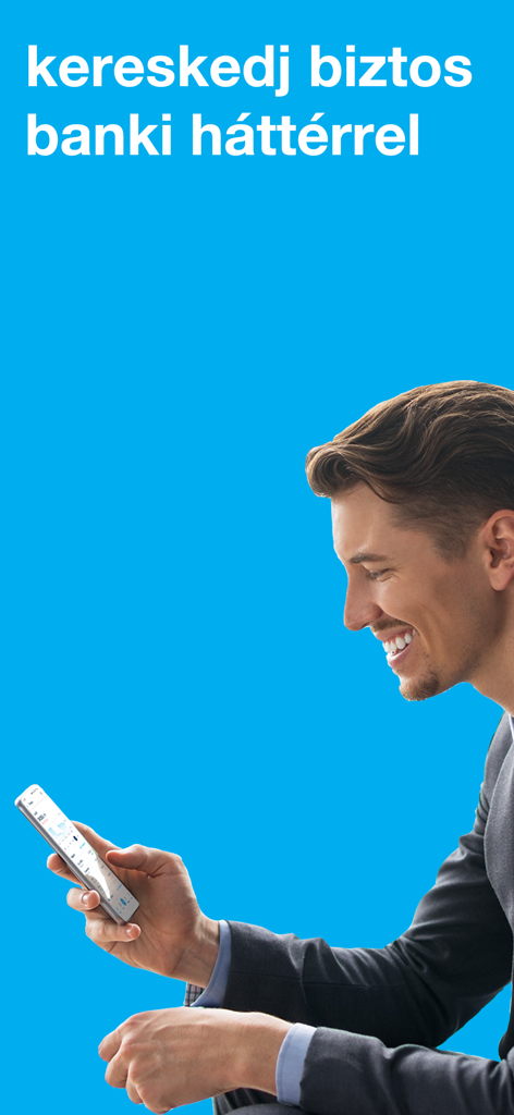 Un hombre profesional sonriente usando la aplicación K y H mobiltrader para operar de forma segura.