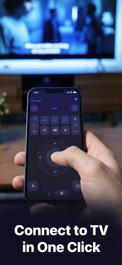 The Remote Control for TV: хТV - テレビの前でxTVユニバーサルリモコンアプリのインターフェースを表示しているiPhoneを持っている手