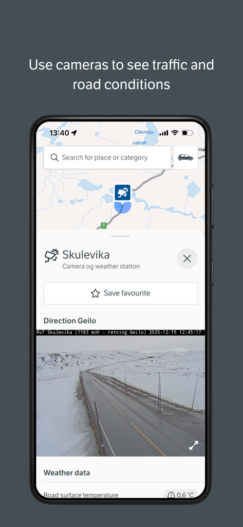 Vegvesen trafikk - Interfaz de la aplicación Vegvesen trafikk que muestra una transmisión de cámara de tráfico en vivo y condiciones de la carretera en un paso de montaña nevado en Noruega
