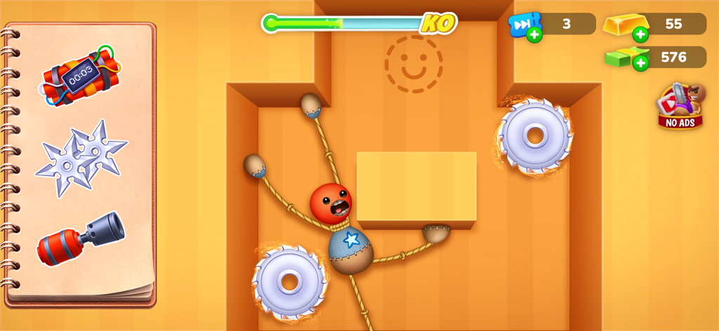 Captura de pantalla del juego Kick the Buddy mostrando al personaje de muñeco de trapo en una sala de trampas con sierras circulares giratorias