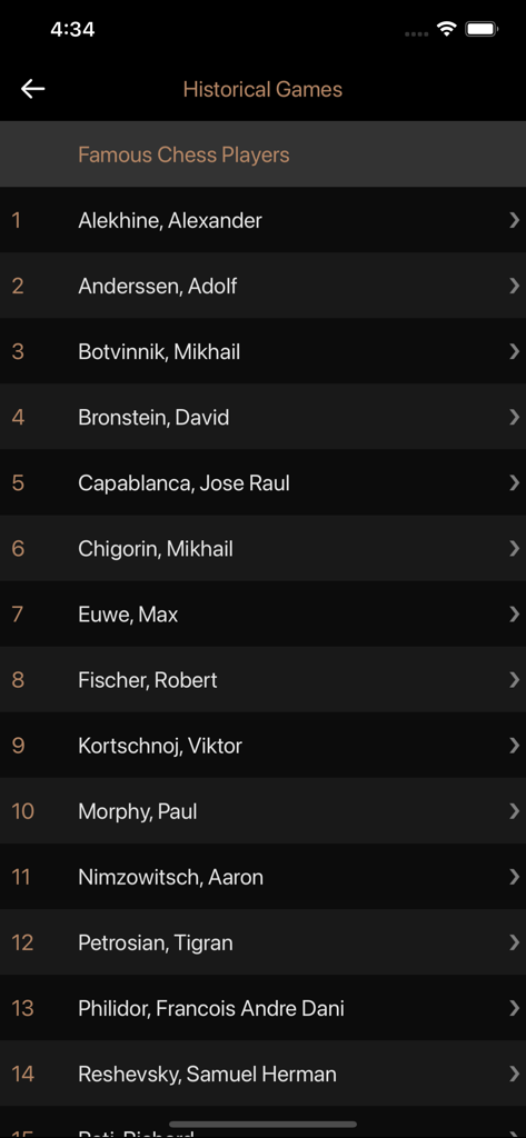 Una lista de jugadores de ajedrez famosos y sus partidas históricas dentro de la interfaz de la aplicación móvil Lite lichess.
