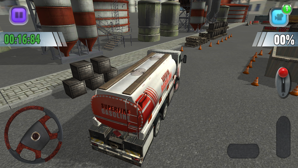 Truck Sim - Free 3D Parking Simulator Game - Captura de pantalla del juego de Truck Sim que muestra un camión cisterna de gasolina blanco en un entorno de simulador de estacionamiento industrial con controles de volante y marcha