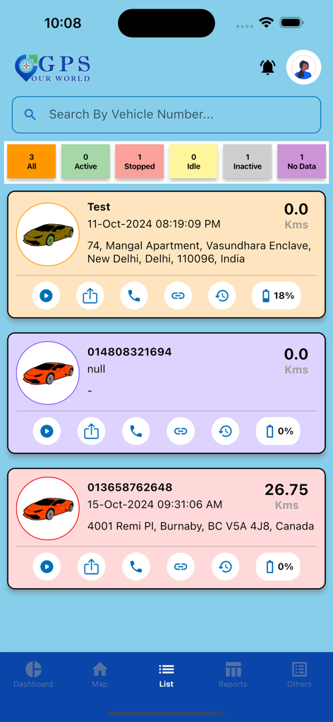 GPS OUR WORLD - Ein Flottenmanagement-Dashboard in der GPS OUR WORLD App, das eine Liste der verfolgten Fahrzeuge mit ihrem Live-Status und Standortdetails anzeigt.