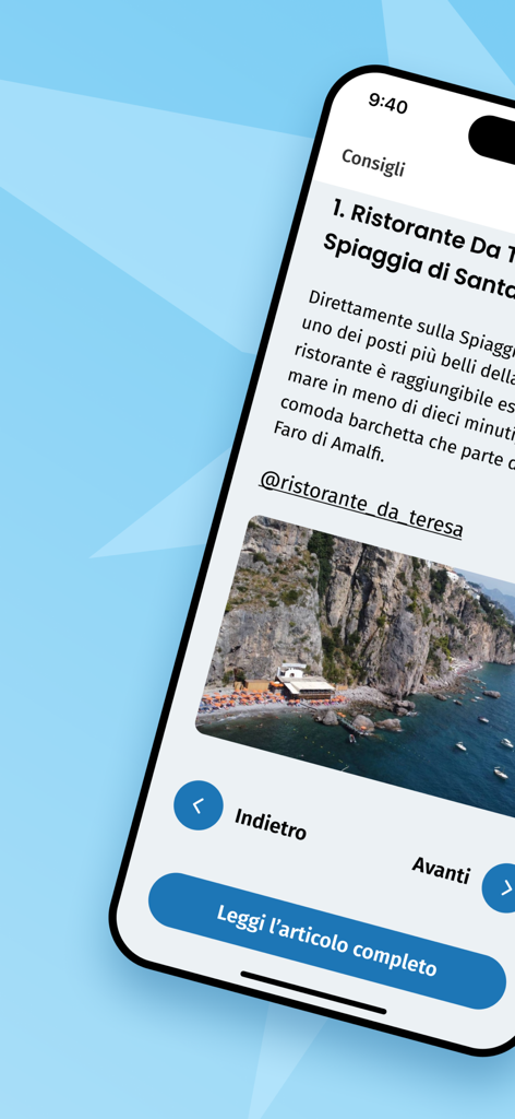 Captura de pantalla de la aplicación TravelmAR que muestra un consejo de restaurante local para una ubicación frente a la playa en la Costa Amalfitana con una foto panorámica de la costa.