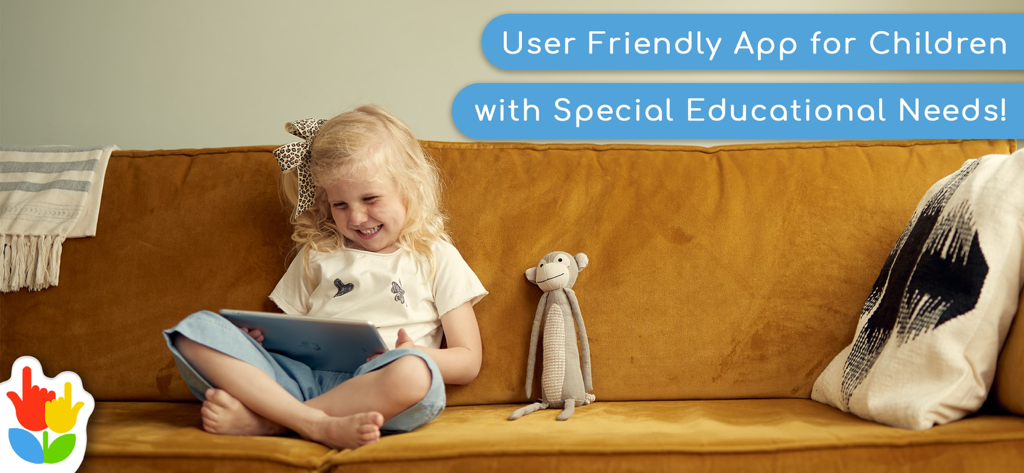 LetterSchool - Learn to Write! - Ein kleines Mädchen lächelt, während es die LetterSchool-App auf einem Tablet benutzt, um Schreiben zu lernen