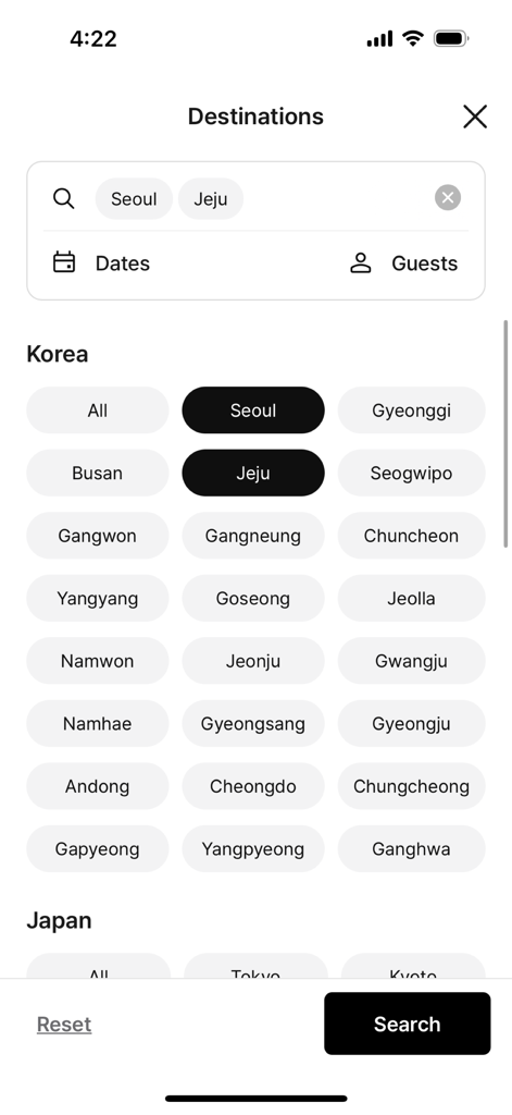 Écran de recherche de l'application STAYFOLIO affichant une liste de destinations de voyage organisées en Corée et au Japon avec une interface minimaliste.
