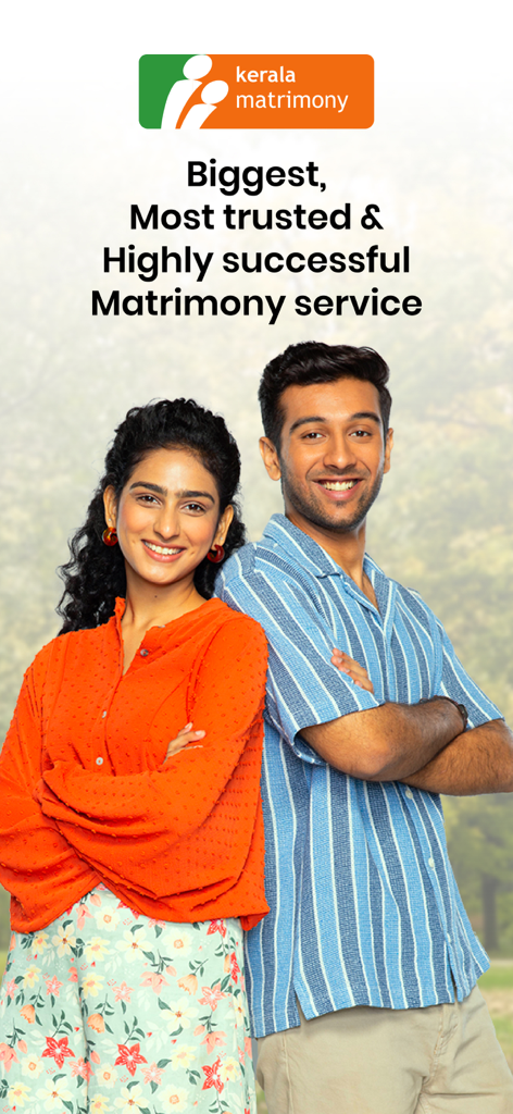 Ein lächelnder junger malaiischer Mann und eine Frau, die Rücken an Rücken für die Kerala Matrimony App stehen