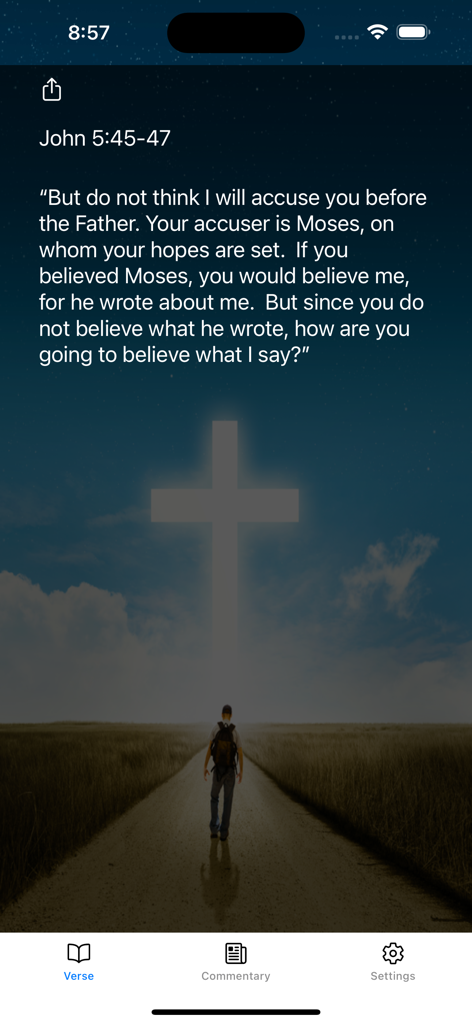 Jesus Speaks. Bible Devotional - Interfaz de la aplicación Devocional Bíblico Jesús Habla mostrando una cita de Juan 5 y una imagen de fondo de un camino que conduce a una cruz