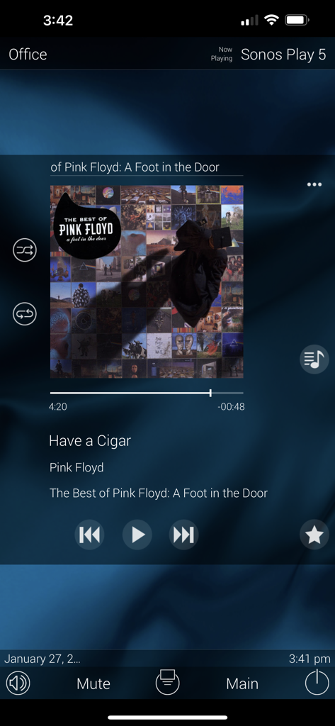 Interface do aplicativo URC Mobile 2.5 controlando um sistema Sonos Play 5 com música do Pink Floyd tocando em um ambiente de escritório.
