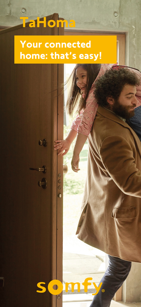 Um homem carregando uma menina pequena para dentro de uma casa com o logotipo e slogan da casa conectada TaHoma by Somfy