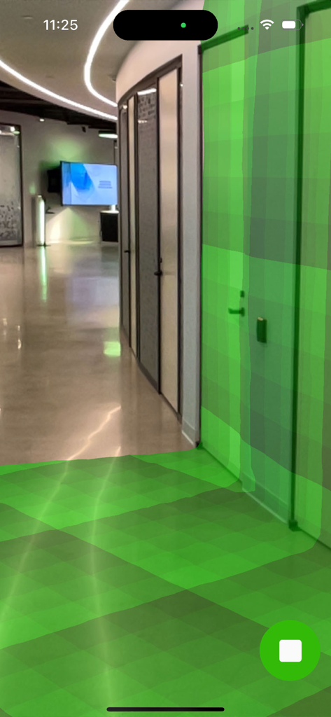 Interfaz de aplicación móvil que muestra una malla de realidad aumentada escaneando un pasillo de oficina para mapeo de entornos.