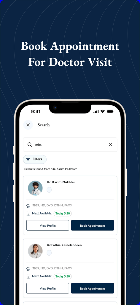 Tela de pesquisa no aplicativo Kings Hospital Jeddah exibindo uma lista de médicos com suas qualificações e botões para marcar consultas.