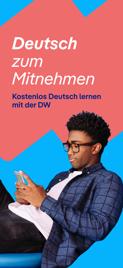 Joven usando un smartphone para aprender alemán con la aplicación de DW