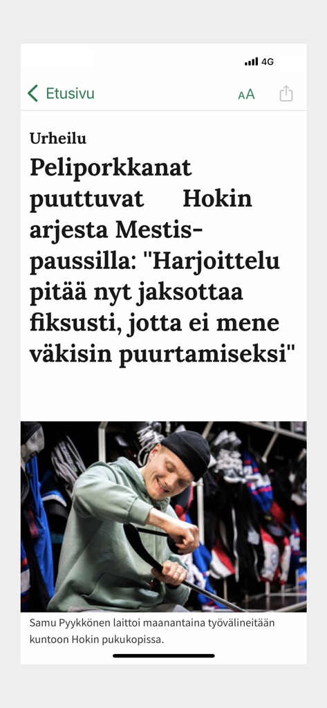 Interfaz de la aplicación móvil Kainuun Sanomat que muestra un artículo deportivo sobre hockey sobre hielo con un jugador en un vestuario.