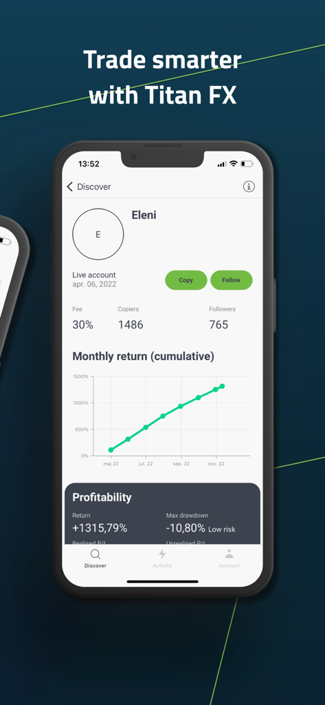 Interfaz de la aplicación móvil Titan FX Social que muestra el perfil de un trader profesional con un gráfico de retorno acumulado y botones de copia de operaciones