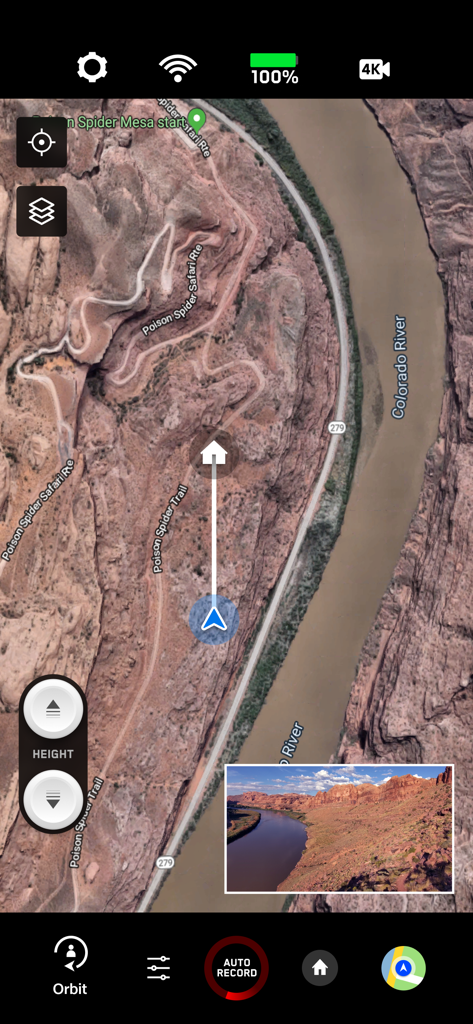 Die Skydio-App-Oberfläche zeigt eine Satellitenkarte eines Canyons, die Drohnenposition und einen Live-4K-Video-Feed.